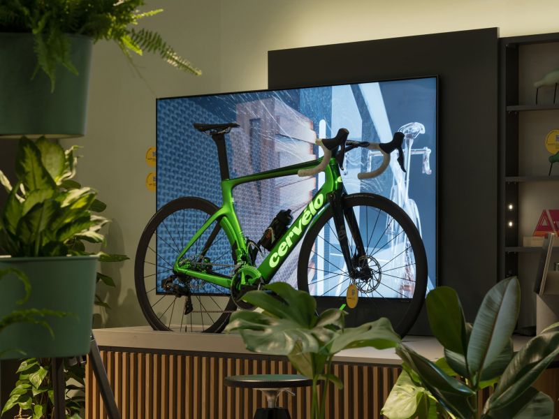 Fahrrad als Kunstinstallation in einem modernen Büro