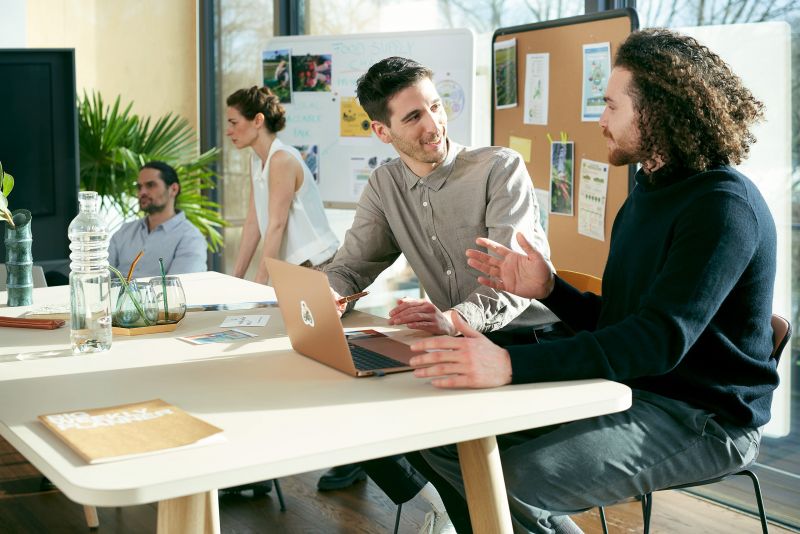 Mehrere Personen in einem modernen einladenden Büro